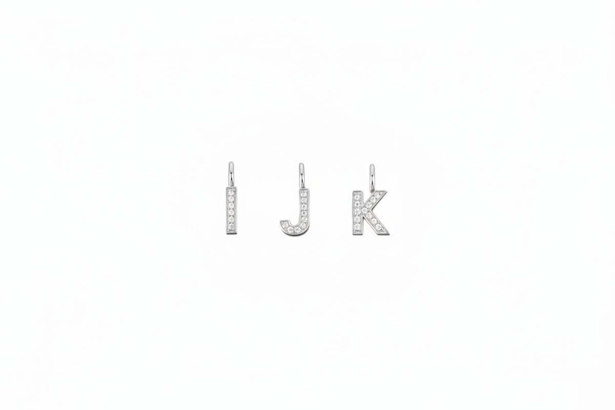LETTER HÄNGE 18K VITGULD