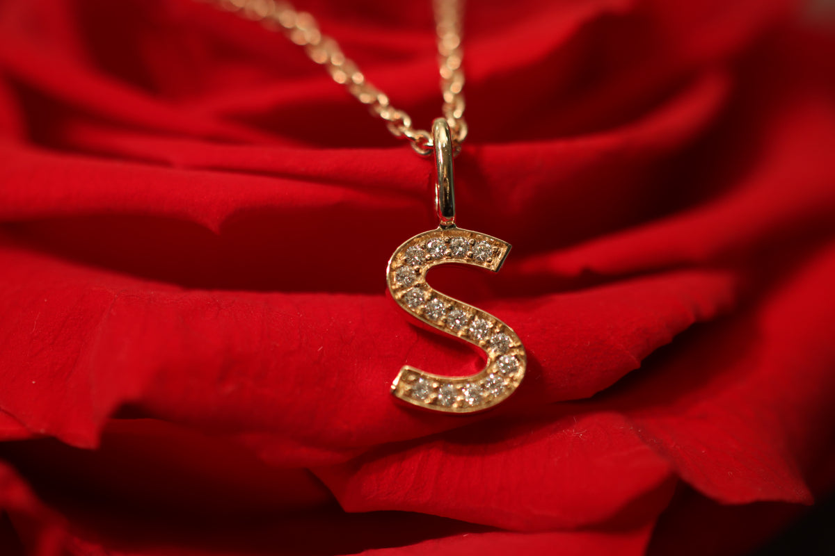 LETTER HÄNGE 18K RÖDGULD