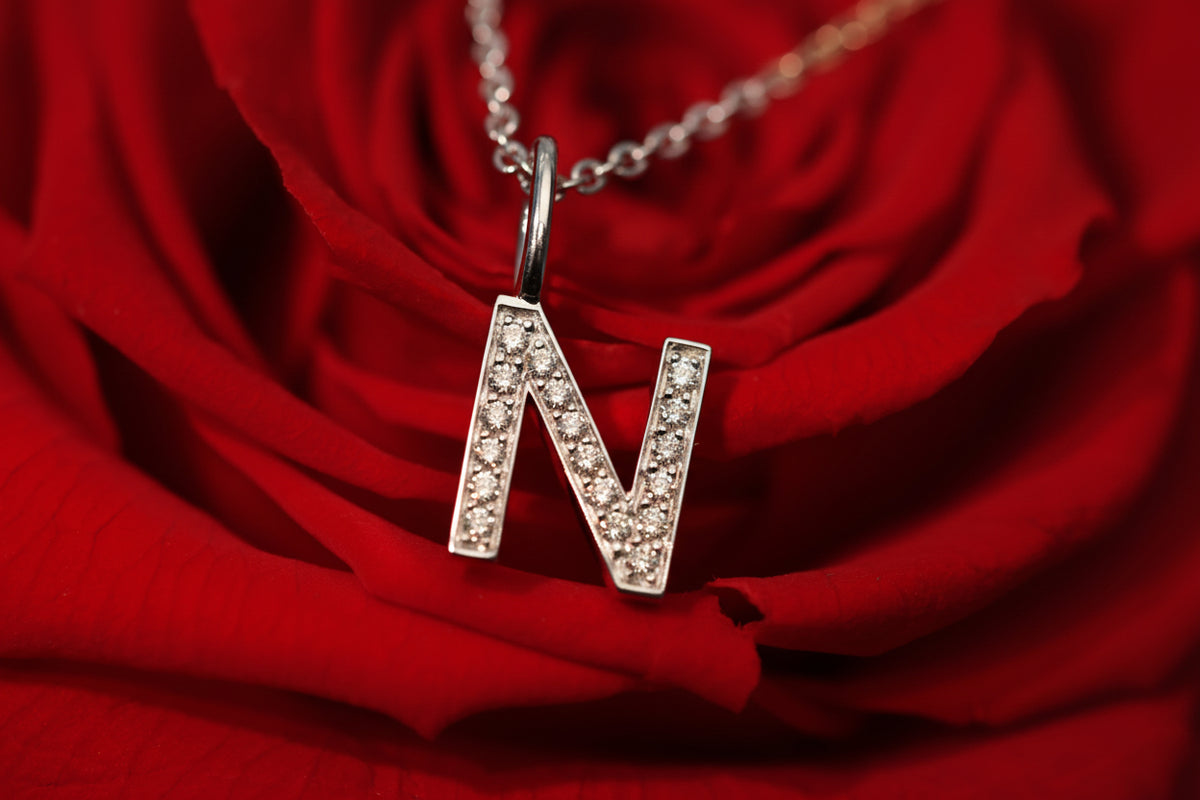 LETTER HÄNGE 18K VITGULD