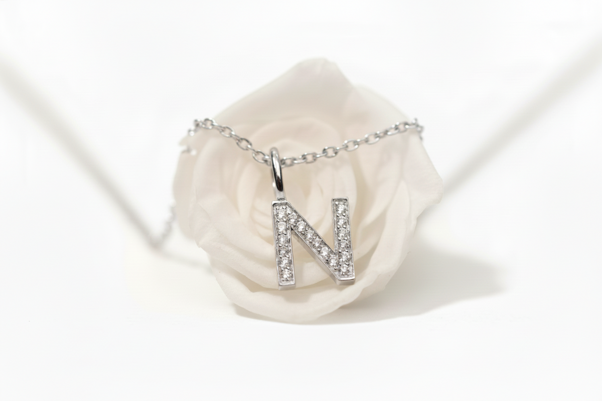 LETTER HÄNGE 18K VITGULD