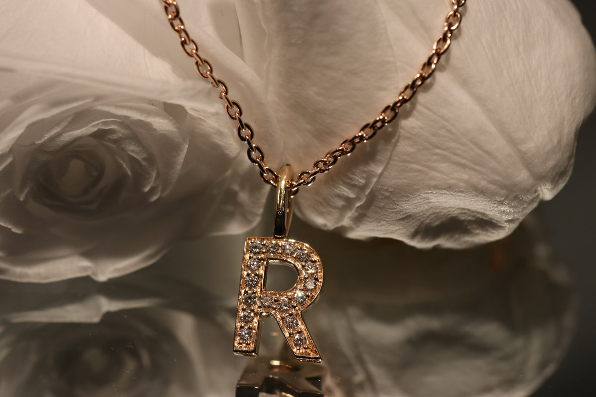 LETTER HÄNGE 18K RÖDGULD