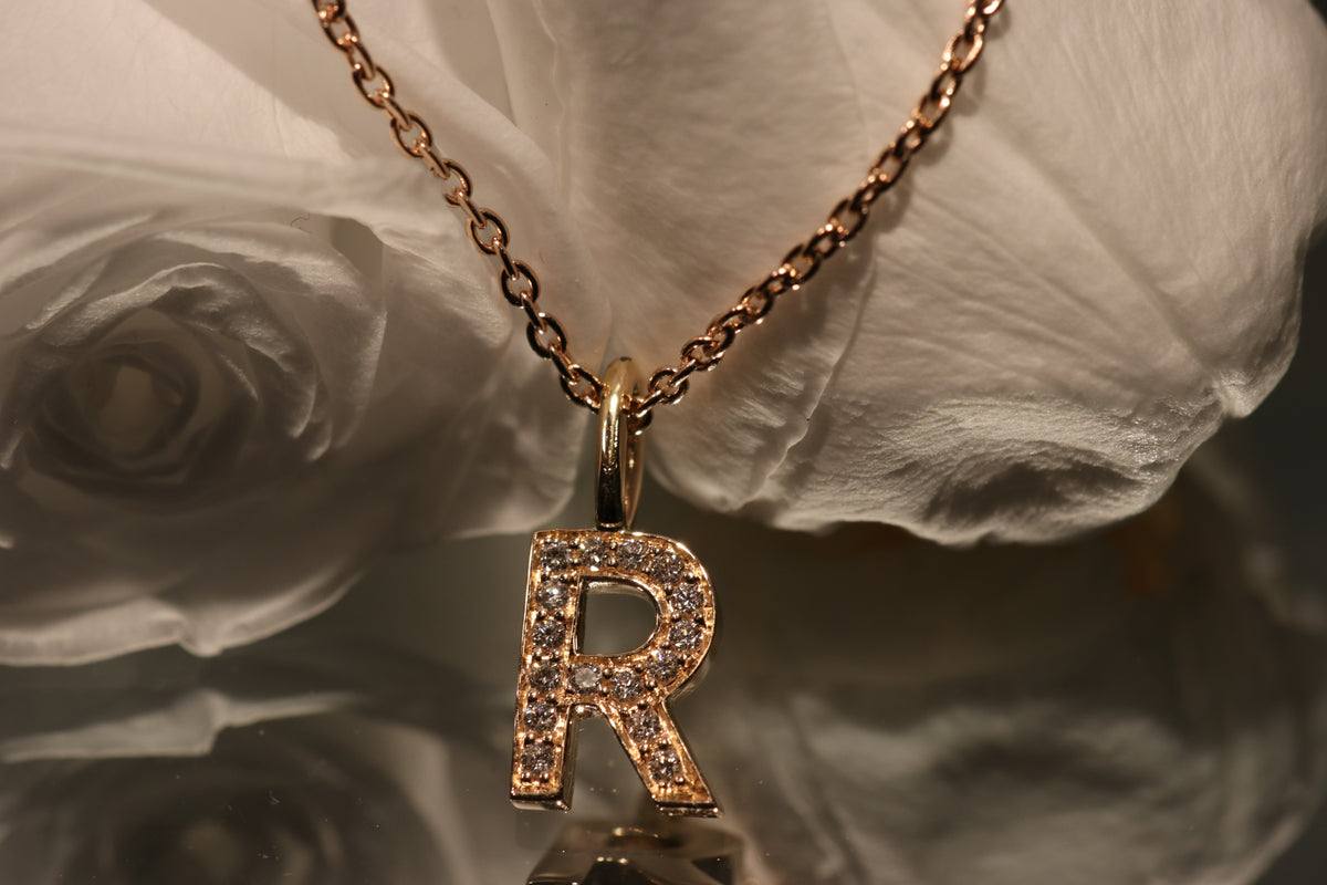 LETTER HÄNGE 18K RÖDGULD