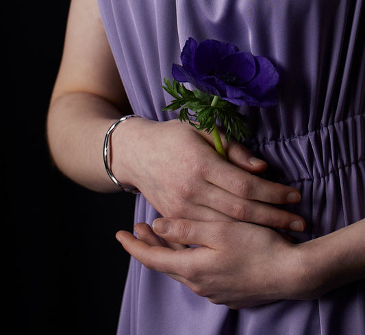 WOMAN ARMBAND