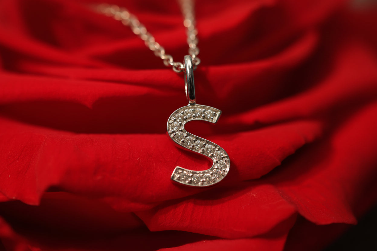 LETTER HÄNGE 18K VITGULD