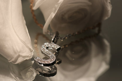 LETTER HÄNGE 18K VITGULD