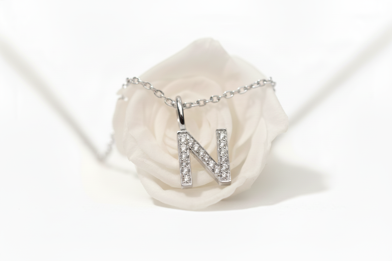 LETTER HÄNGE 18K VITGULD