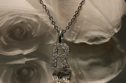 LETTER HÄNGE 18K VITGULD